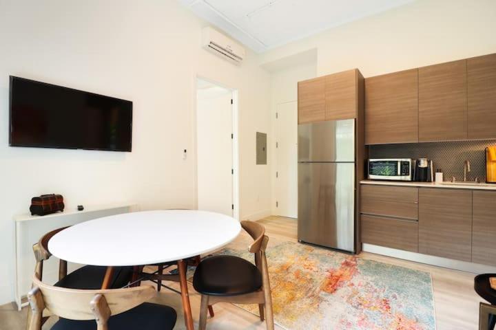 Aerie Apartments Miami Room photo