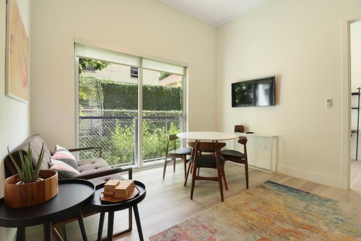 Aerie Apartments Miami Room photo