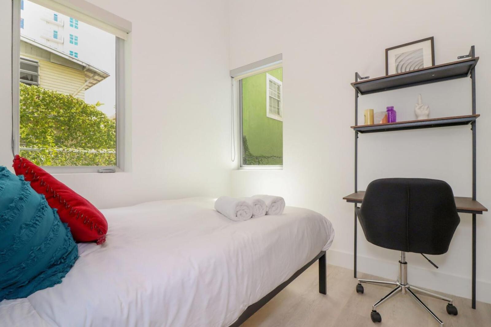 Aerie Apartments Miami Room photo